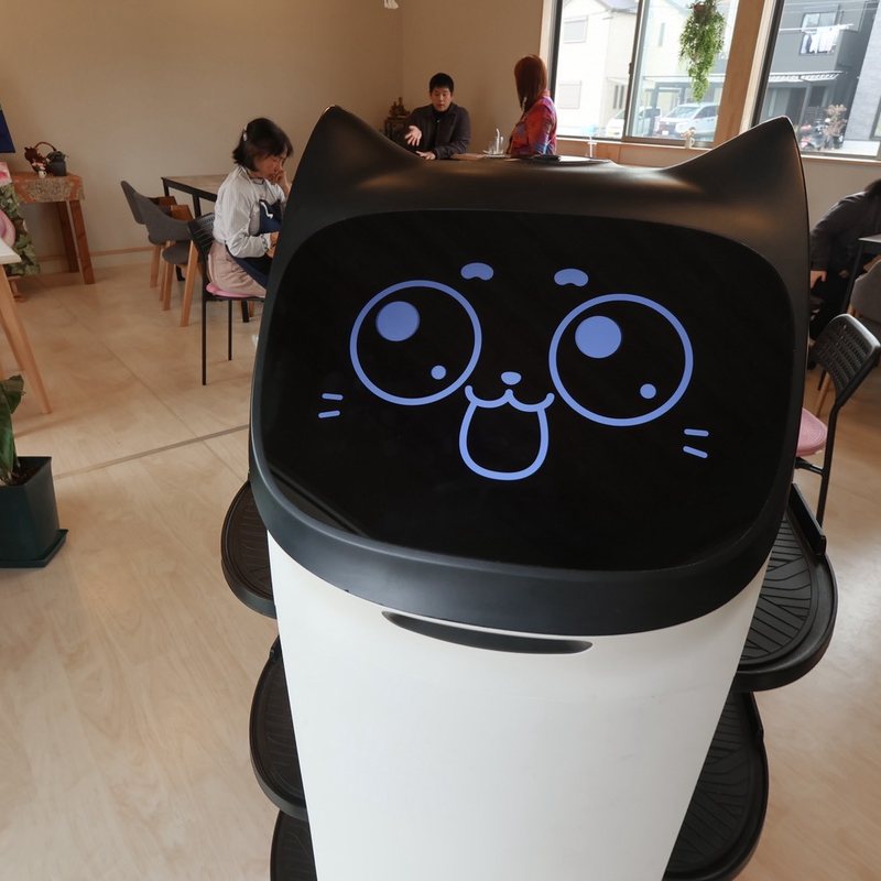 カフェで働くAIロボット